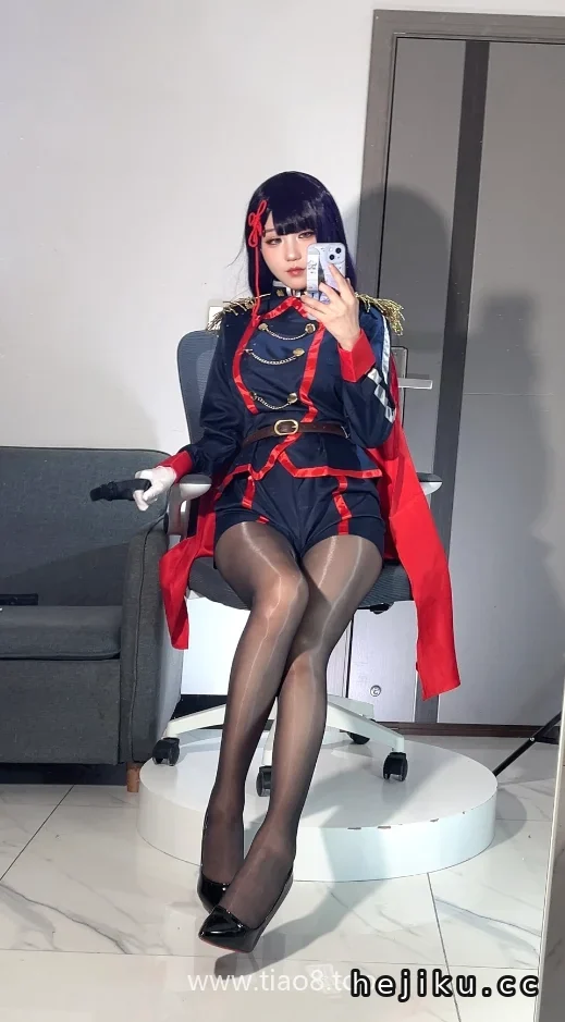 深灰暗红的战斗装,无影喵喵这套山城恋比冬夜月亮还冷