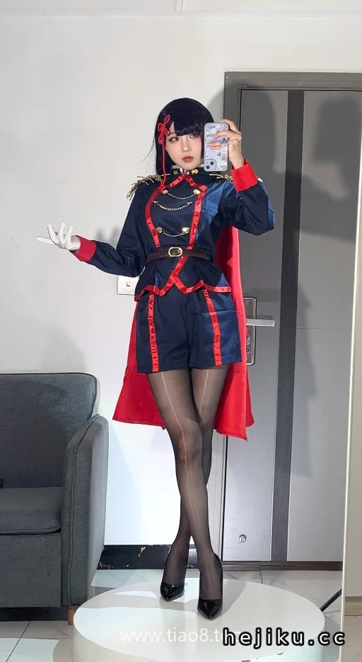深灰暗红的战斗装,无影喵喵这套山城恋比冬夜月亮还冷