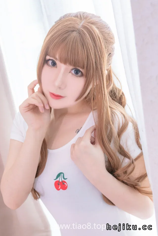 羊大真人的白色樱桃体操服就34张图,半蹲在浴缸里拍得挺俏