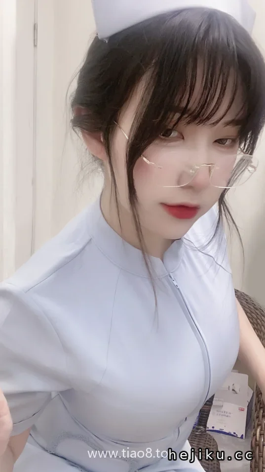 奇行家狗崽009七三蓝护士,耐看的可不止衣服呀