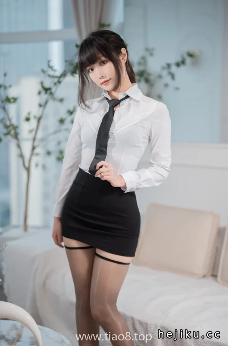汪知子办公OL,午休时工位上发呆的她真好看~