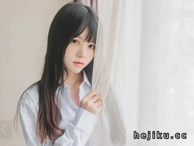 桜桃喵的白衬衫散发:沙发上的安静,窗边的那点俏皮