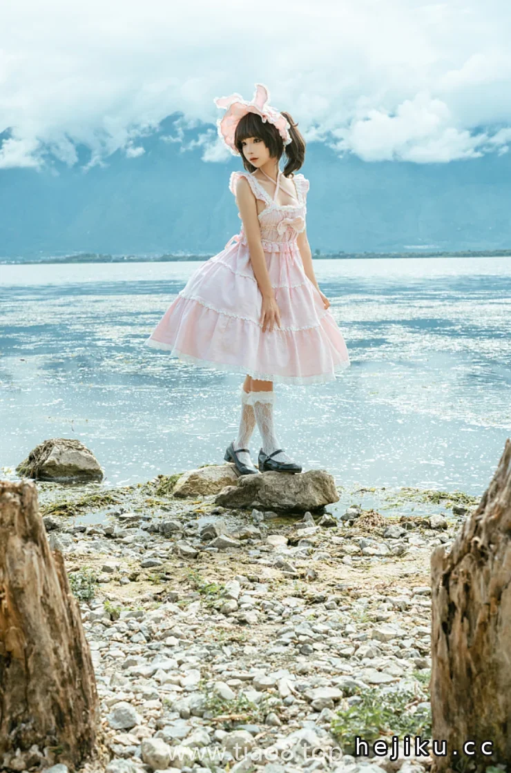从灰到蓝的光变化全在十一张里,蠢沫沫的湖边的少女有心气